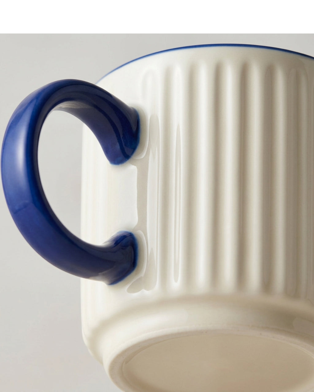 Covae Ribbed Porcelain Mug 420 ml Ivory and Cobalt - Detail view